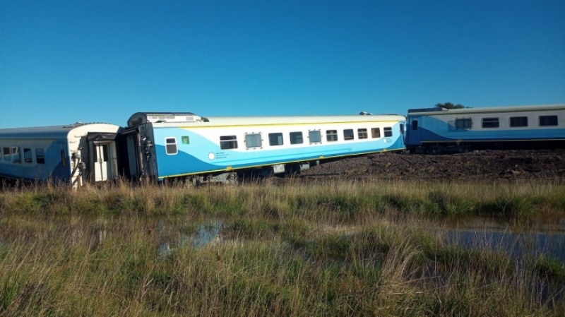 Descarril un tren de pasajeros y hay al menos 20 heridos